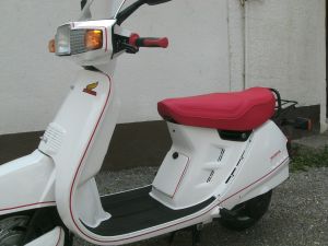 Hondaroller mit rotem Kunstleder